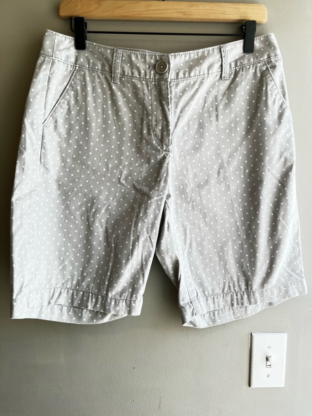 LOFT Light Gray Polka Dot Cotton Bermuda Shorts Size 6 Curvy Cotton